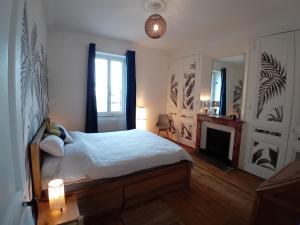Ένα ή περισσότερα κρεβάτια σε δωμάτιο στο Appartement charme ancien - confort moderne