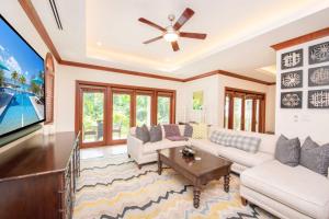 Televisyen dan/atau pusat hiburan di Casa Luna 15 - Gated Seaside Village with Shared Pool, Jacquzi, & Beach Cove