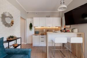 Una cocina con gabinetes blancos y encimera. en Baltic 4YOU, en Pobierowo