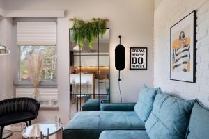 sala de estar con sofá azul y espejo en Baltic 4YOU, en Pobierowo