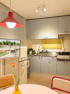 Köök või kööginurk majutusasutuses Cozy Colorful Stay near Hongdae and Airport Line for up to 6 Guests with Luggage Storage