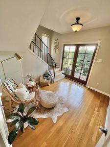 ein Wohnzimmer mit einer Treppe und ein Zimmer mit einem Tisch und Stühlen in der Unterkunft Three Bedroom Home in Long Beach in Belmont Shore