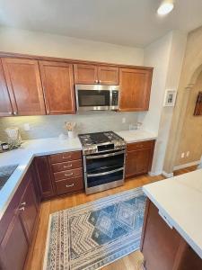 eine Küche mit Holzschränken und einem Herd mit Backofen in der Unterkunft Three Bedroom Home in Long Beach in Belmont Shore