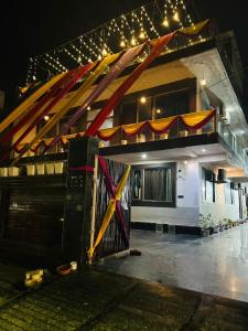 un edificio con una puerta con una bandera. en Hotel Urban Nest, en Noida