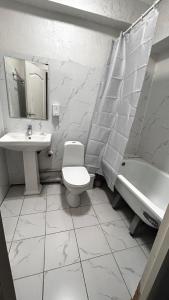Bilik mandi di Hotel City rooms Bogenbay