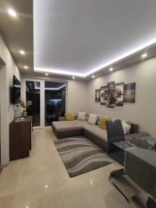 una sala de estar con un sofá y una mesa en Oasis Residence, en Hajdúszoboszló