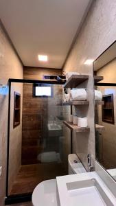 un bagno con doccia, WC e lavandino di Apartamento em São Raimundo Nonato a São Raimundo Nonato