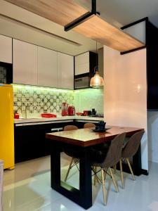 una cucina con tavolo e sedie in legno di Apartamento em São Raimundo Nonato a São Raimundo Nonato