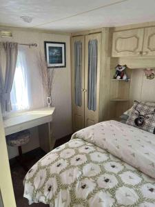 Postel nebo postele na pokoji v ubytování Cosy 2-Bedroom Caravan with Decking