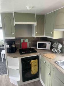 Kuchyň nebo kuchyňský kout v ubytování Cosy 2-Bedroom Caravan with Decking