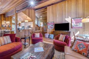 TV a/nebo společenská místnost v ubytování Family-Friendly Truckee Cabin Near Ski Shuttle!
