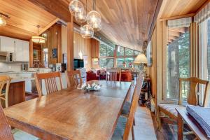 Posezení v ubytování Family-Friendly Truckee Cabin Near Ski Shuttle!