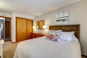 Postel nebo postele na pokoji v ubytování Family-Friendly Truckee Cabin Near Ski Shuttle! + 32 fotografií