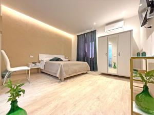 a bedroom with a bed and a desk and a chair at DalGra room e garden in Torrevecchia Teatina