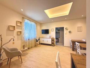 een woonkamer met een eettafel en een geel plafond bij DalGra room e garden in Torrevecchia Teatina