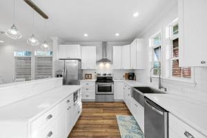 Kuchyň nebo kuchyňský kout v ubytování Lazy Palms- Private pool Pet friendly WIFI