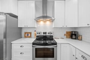 Kuchyň nebo kuchyňský kout v ubytování Lazy Palms- Private pool Pet friendly WIFI + 47 fotografií