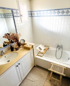 Ένα μπάνιο στο House Isabelle in Golf Saint Endreol, Provence, great view