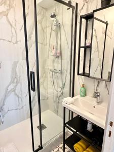 un baño con ducha y lavabo en La Maison de Mickey - Disneyland Paris, en Bailly-Romainvilliers 52 fotos más