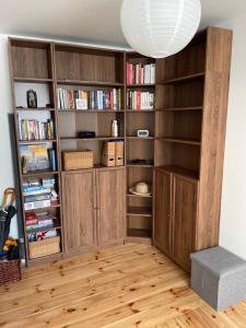 una habitación con una estantería con libros en Święty Spokój, en Gdansk 4 fotos más