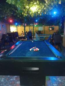 una mesa de billar en medio de una habitación en Grandsheffield 8 hotel, en Mama