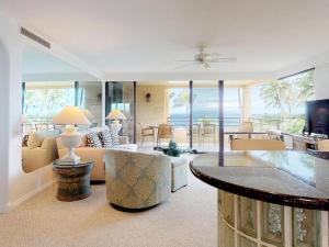 una sala de estar con un sofá y una mesa en Polo Beach Club 409, en Wailea