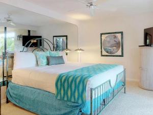 Un dormitorio con una cama grande en una habitación. en Polo Beach Club 409, en Wailea 17 fotos más