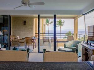 Una sala de estar con vista al mar. en Polo Beach Club 409, en Wailea