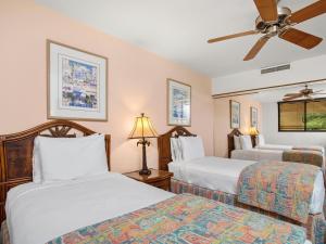 Polo Beach Club 508 في ويليا: غرفة فندقية بسريرين ومروحة سقف +18 صورة