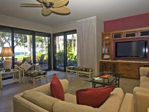 Una sala de estar con un sofá y un televisor de pantalla plana. en Wailea Elua Village 1203, en Wailea