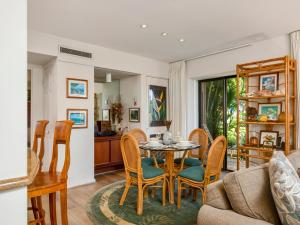 Un comedor con mesa y sillas en Wailea Elua Village 1511, en Wailea
