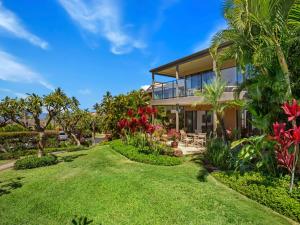 una imagen de una casa con jardín en Wailea Elua Village 1511, en Wailea