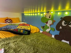 Un dormitorio con una cama con un animal de peluche encima. en 80s & 90s Apt with Mario Loft, en Lake Catherine 3 fotos más