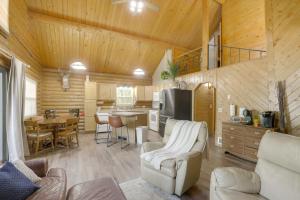 Χώρος καθιστικού στο Waterfront Cabin with Bighorn Mountain Views!