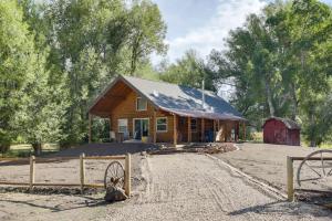 Φωτογραφία από το άλμπουμ του Waterfront Cabin with Bighorn Mountain Views! σε Sheridan