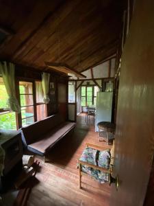 una sala de estar con un sofá y una mesa en Los ulmos de ralun logde, en Ralún