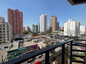 a view of a city from a balcony at ENB Flat Super Decorado p até 4 pp no centro de SBC in São Bernardo do Campo