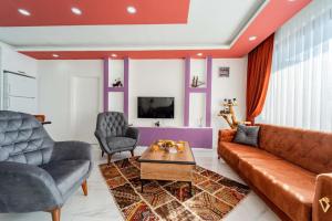 ein Wohnzimmer mit Sofa und Tisch in der Unterkunft Villa Alya 1-2-3 in Kalkan