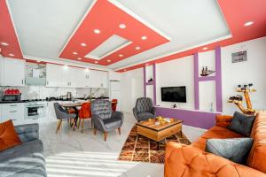 ein Wohnzimmer mit Sofa und Tisch in der Unterkunft Villa Alya 1-2-3 in Kalkan