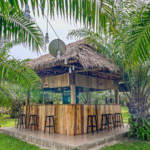 un bar avec tabourets devant un bâtiment dans l'établissement ambayard, 