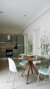 une salle à manger avec une table et des chaises dans l'établissement Casa Vacanza Palazzo Monacelli 1, à Torre del Greco