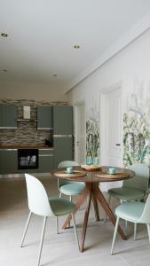 une salle à manger avec une table et des chaises en bois dans l'établissement Casa Vacanza Palazzo Monacelli 1, à Torre del Greco 30 autres photos