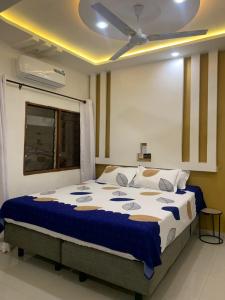 een slaapkamer met een groot bed in een kamer bij Villa une chambre in Porto-Novo