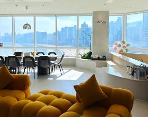 Ruang duduk di Luxury Ocean View Private Villa