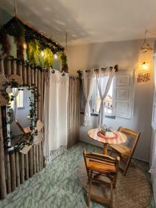 a room with a table and chairs and a window at Hospedaria Mandacaru in Canoa Quebrada