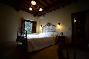 1 dormitorio con 1 cama en una habitación con ventana en La Spiga D'Oro, en Foiano della Chiana