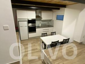 una cucina e una sala da pranzo con tavolo e sedie di Casa Sergio a Madrid Altre 15 foto