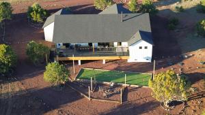 una vista aérea de una casa grande con pista de tenis en Tangerine Sky Ranch Cabin, en Williams