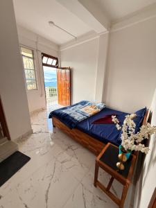 Giường trong phòng chung tại Thulung Homestay By HikeSike