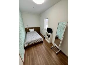 HagiwaraにあるLodges Daikoku - Vacation STAY 24263vのベッドとテレビのある小さな部屋